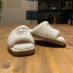 NWOT - ARIAT Cozy Chic Square Toe Slipper Fuzzy Cream Size 8